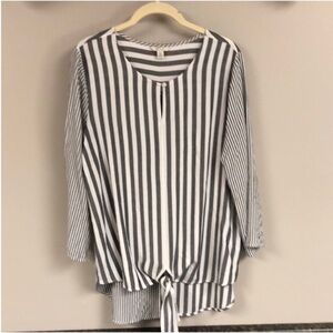 3/$15 ❤️ striped Cato tie front shirt M